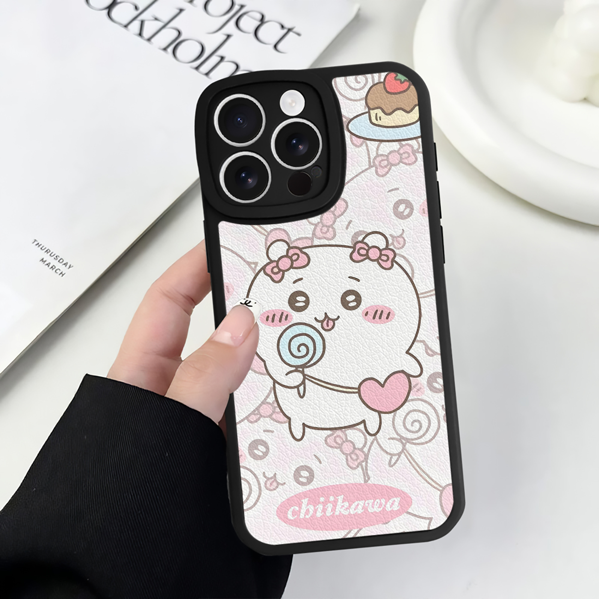 （画像用） ちいかわ Chii-kawa 【iPhone 16シリーズ対応】シリコンスマホケース（レザー調） 材質：シリコン